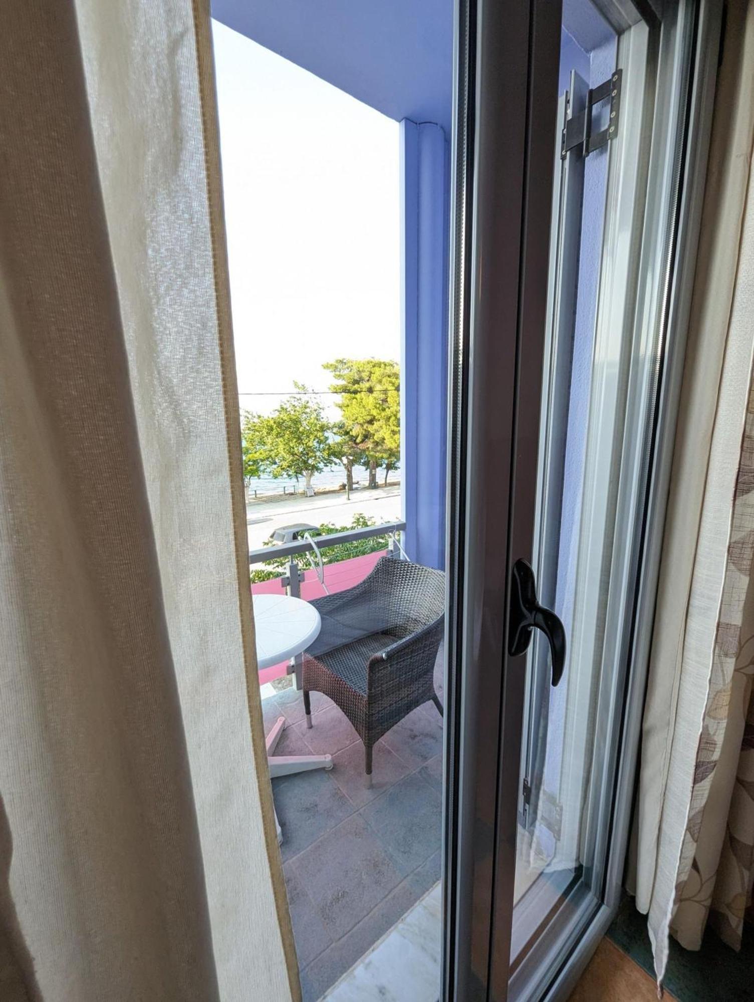 Okeania Seafront Rooms In Kamena Vourla Exterior photo