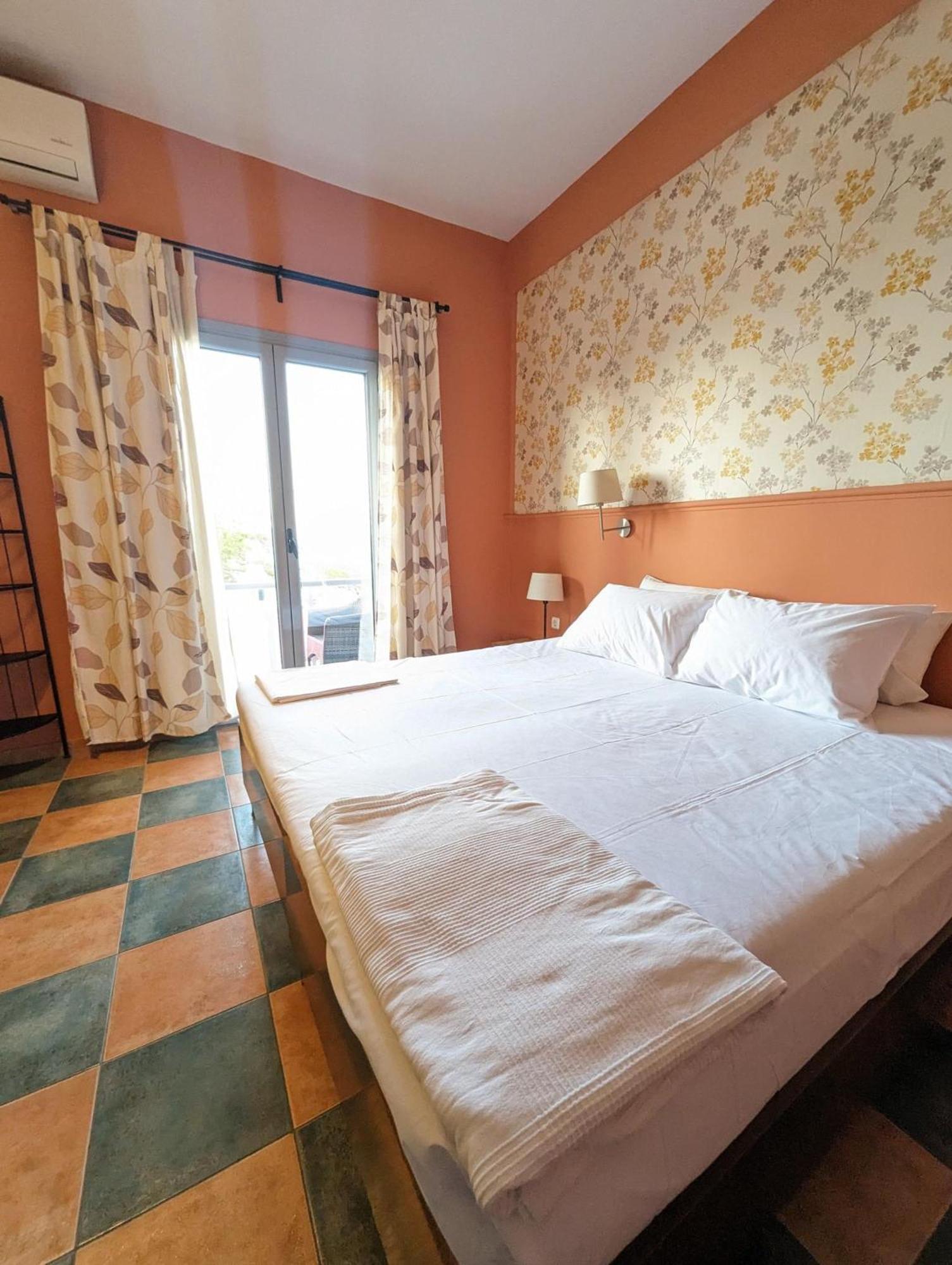 Okeania Seafront Rooms In Kamena Vourla Exterior photo