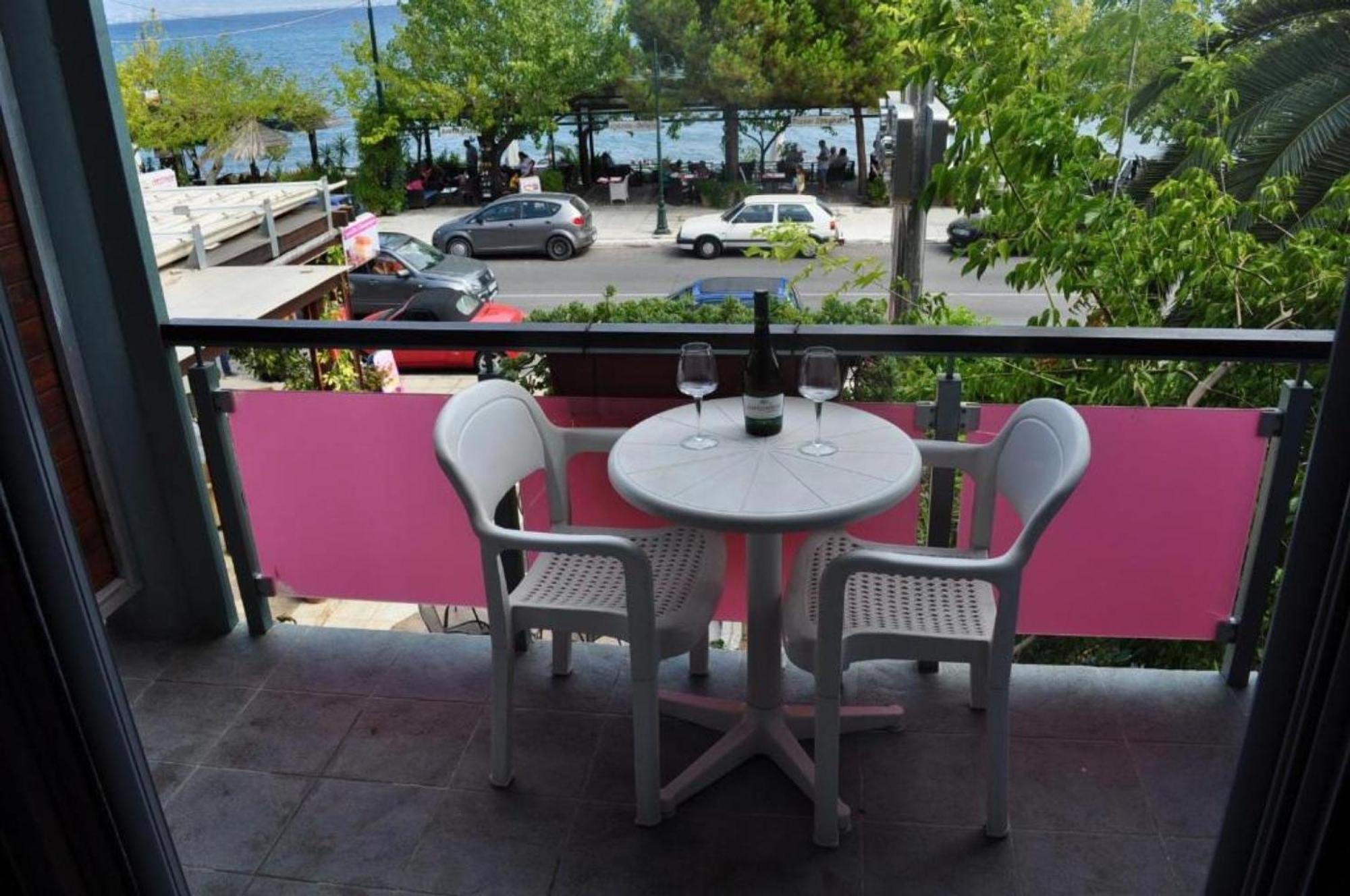 Okeania Seafront Rooms In Kamena Vourla Exterior photo