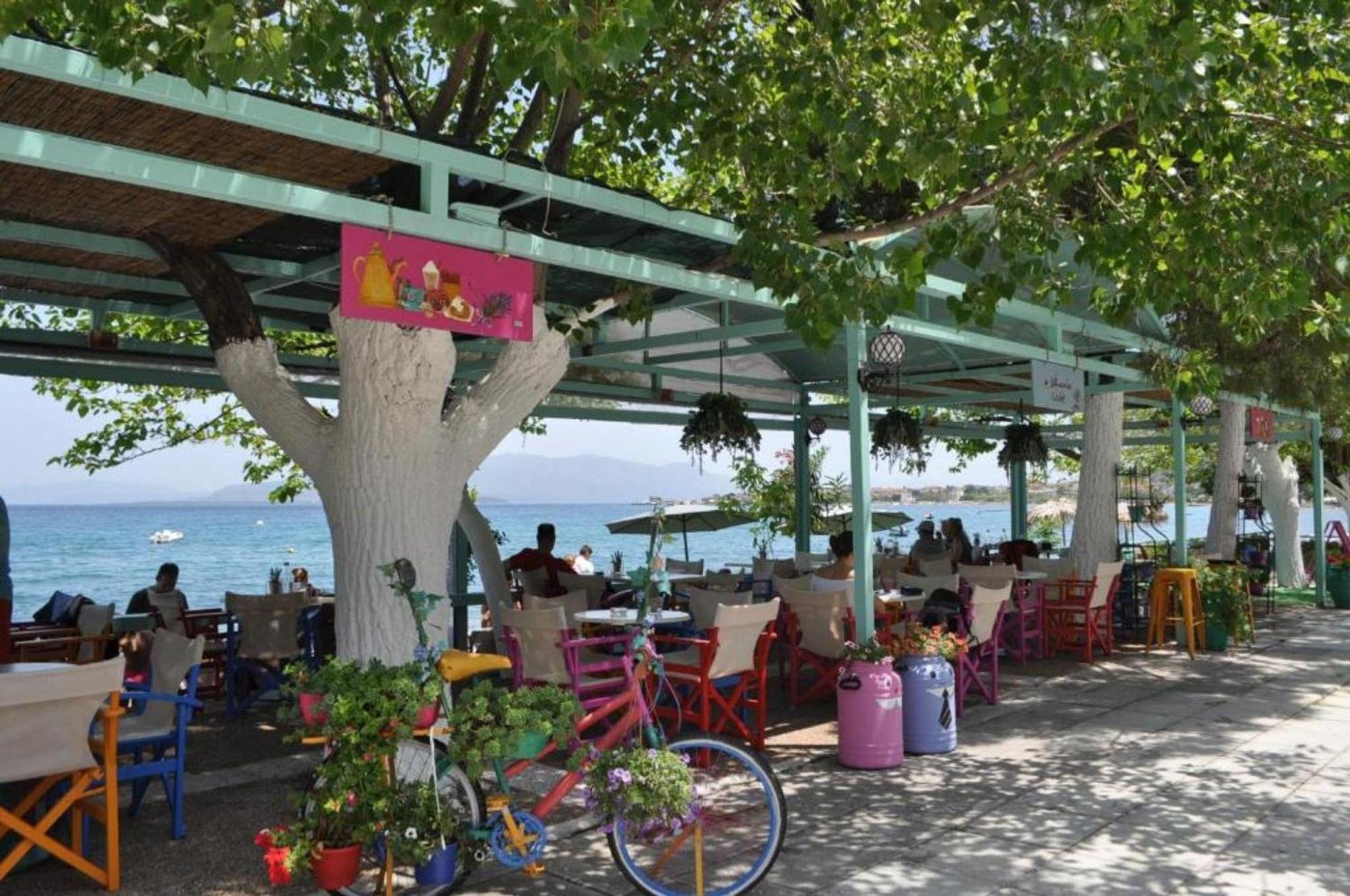 Okeania Seafront Rooms In Kamena Vourla Exterior photo