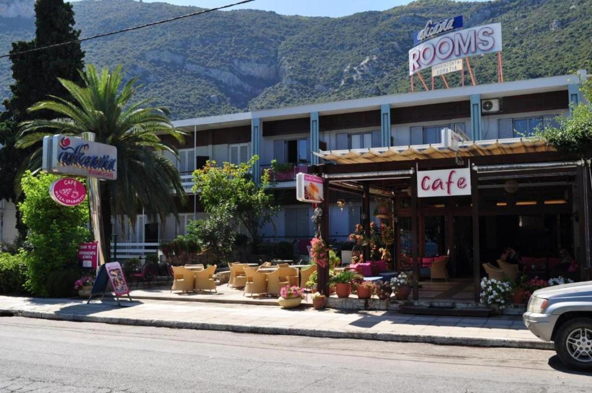 Okeania Seafront Rooms In Kamena Vourla Exterior photo